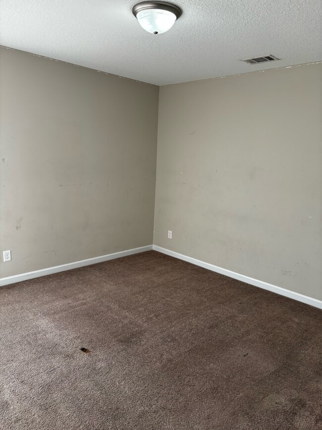 Building Photo - 668 Red Oak Ln