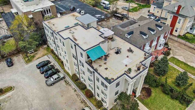 Building Photo - 721 N State St