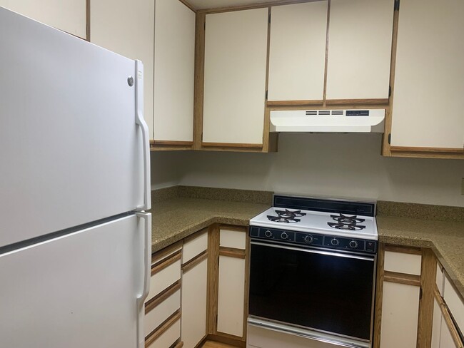 Building Photo - Half off 2nd months rent! 2 bedroom 2 bath...