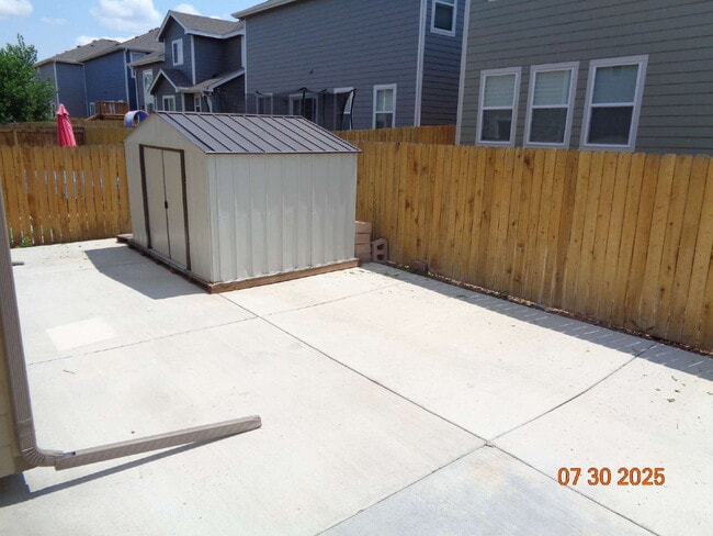 Building Photo - Great neighborhood! with open space and wa...