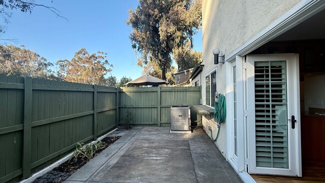 Building Photo - Beautiful 3 Bedroom 2 Bath Townhouse in La...