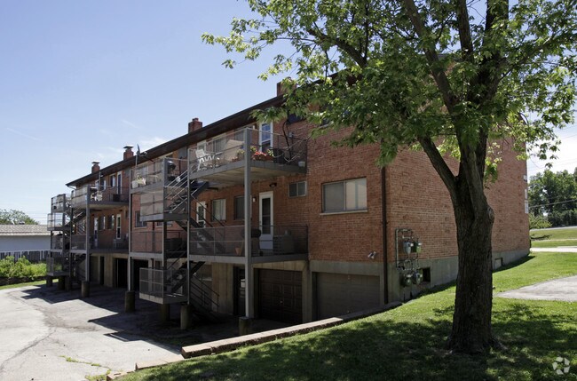 Building Photo - 1111-1112 Indian Trails Dr