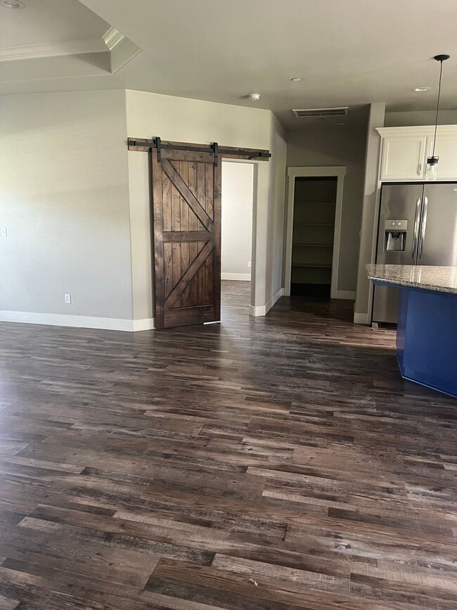 Building Photo - 3 bedroom Country Home