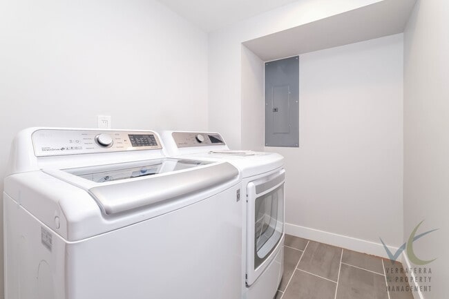 Building Photo - Stunning remodeled 4BD/3.5BA Seattle Craftsman with Solar, A/C & EV Charging for RENT- Available ...