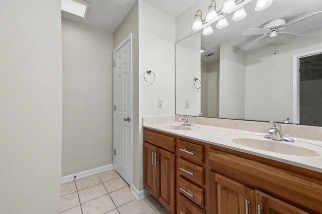 Building Photo - 6 Pinehurst Dr