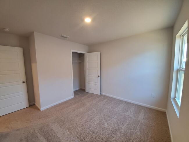 Building Photo - Gorgeous and Spacious 4 Bedroom, 2 Bath Op...