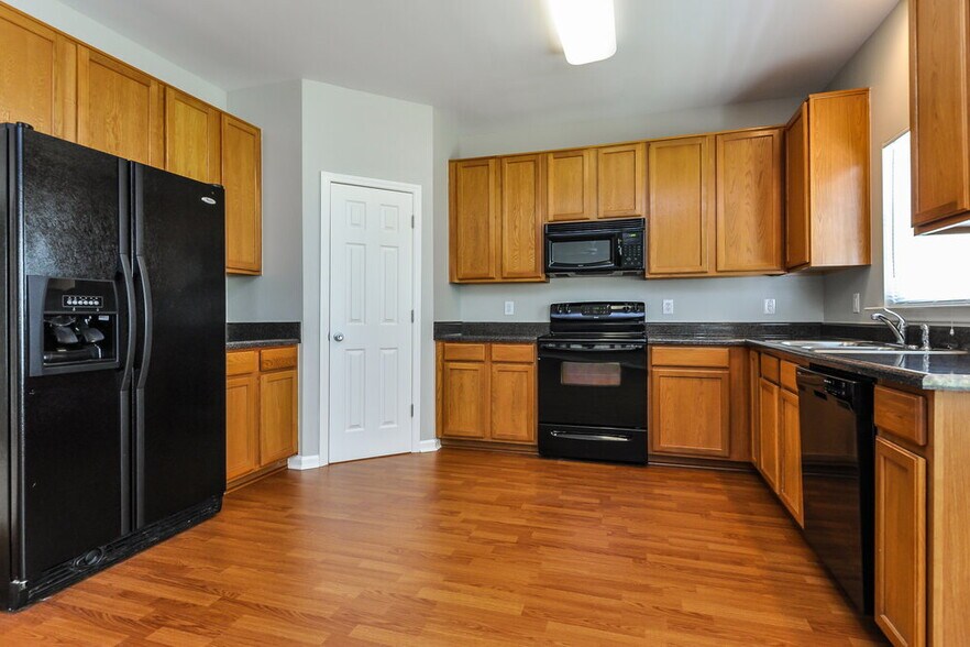 Building Photo - 804 Red Oak Tree Dr