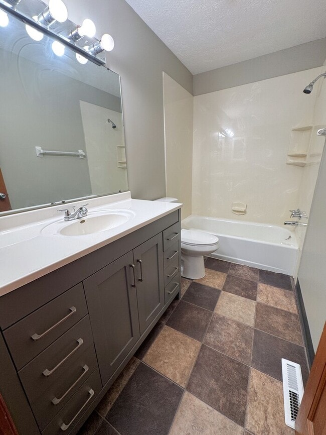 Building Photo - 3090 Highcliff Ct