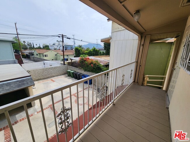 Building Photo - 5264 Cahuenga Blvd