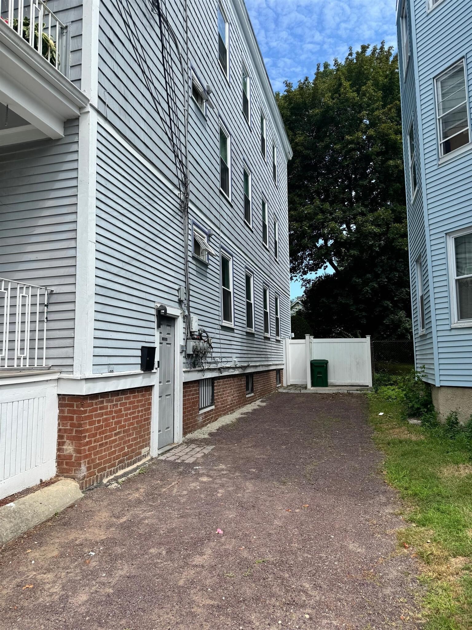 Building Photo - 136 Sharon St