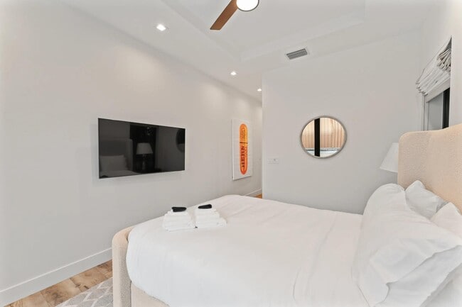 Building Photo - 214 28th St