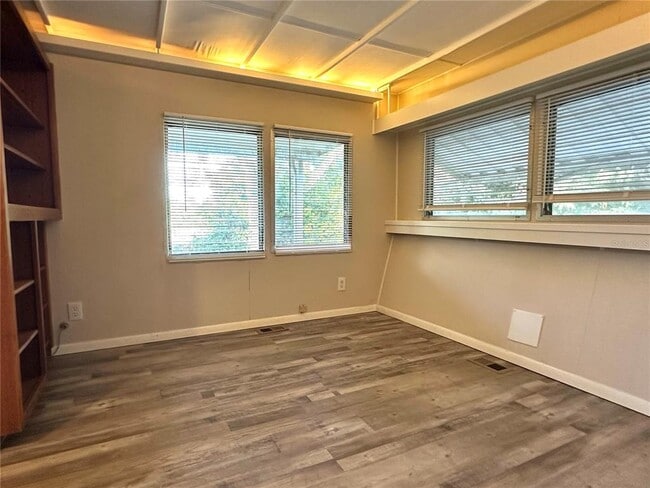 Building Photo - 16 Hill St