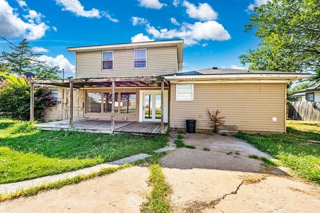 Building Photo - 5 Bedroom