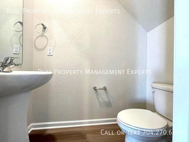 Building Photo - 512 Hawley St