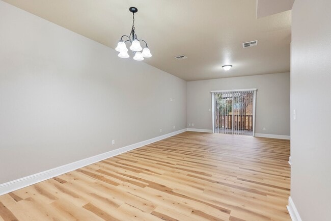 Building Photo - 3BR/2.5 Bath Townhome