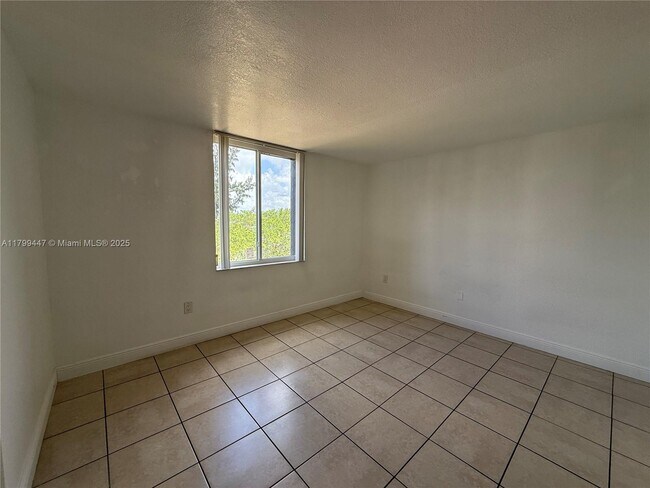 Building Photo - 10000 NW 80th Ct