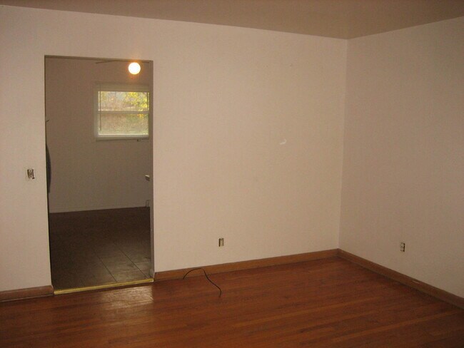 Building Photo - Cozy Duplex Near Highway 51
