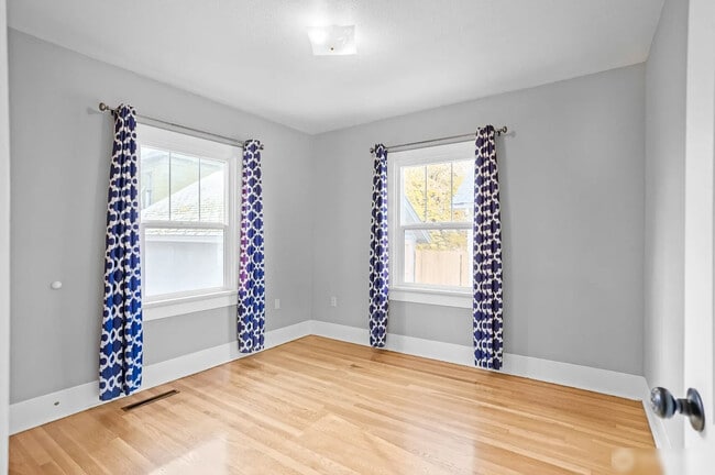 Building Photo - 8 Newell St