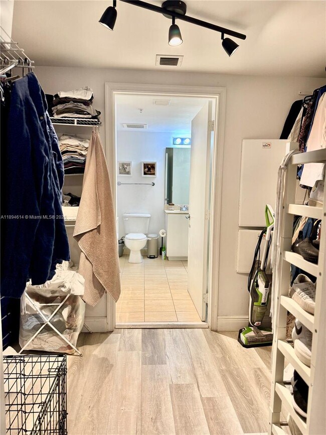 Building Photo - 1750 N Bayshore Dr