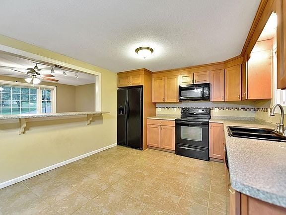 Building Photo - 7 Linden Dr