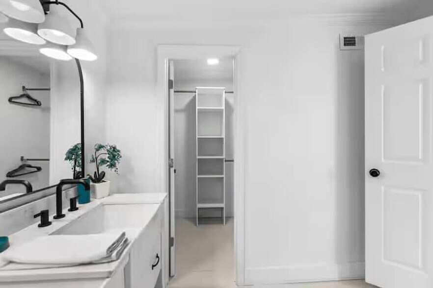 Building Photo - 1132 Carter Ave