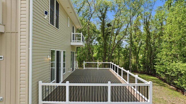Building Photo - 5116 Shore Dr
