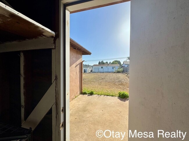 Building Photo - Charming 2-Bedroom Home with Expansive Out...