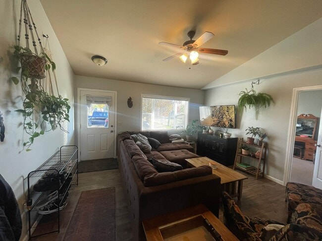 Building Photo - Pet Friendly UNFURNISHED LONG TERM Kalispe...