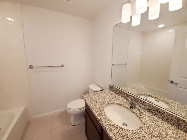 Building Photo - Newer Townhouse in Ideal North Gate Location!