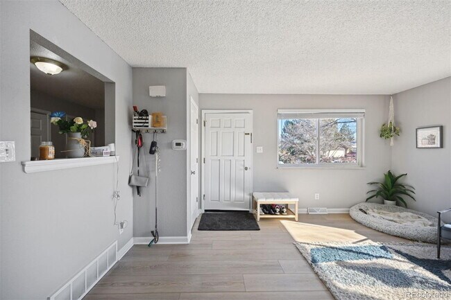 Building Photo - AVAILABLE OCTOBER! Wonderful 3 bed/2 bath ...