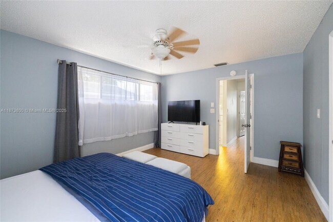 Building Photo - 10600 La Placida Dr