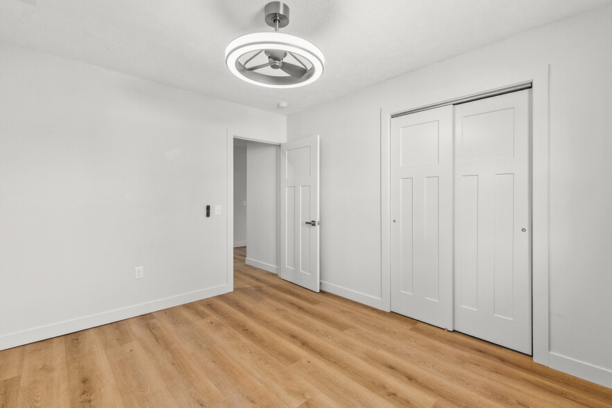 Bedroom - 425 W Lincoln St