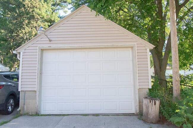 Building Photo - Spacious ranch style home in amazing Lowertown location!