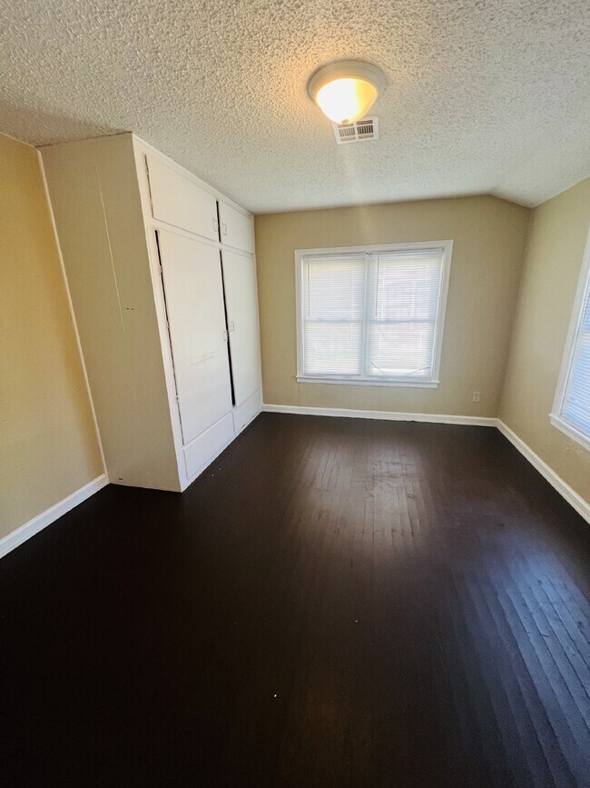 Building Photo - "Charming 3-Bed Home at 609 West Nagel Ave...