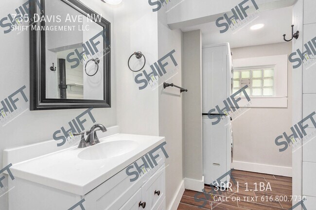 Building Photo - 735 Davis Ave NW