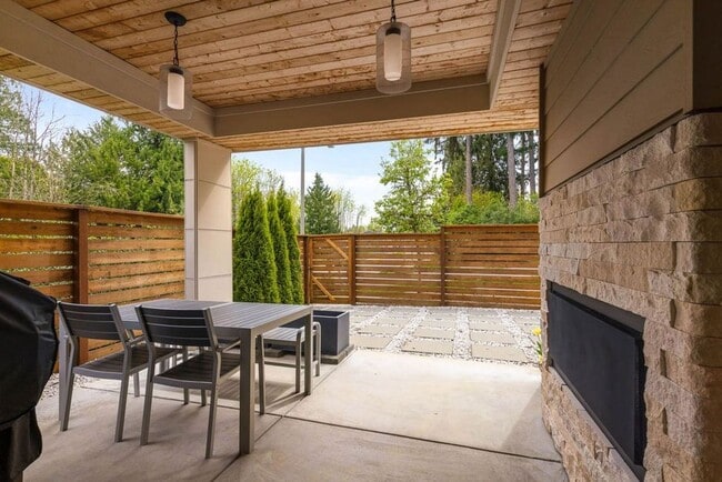 Building Photo - Beautiful Home in Kirkland with 2-Car Garage and Outdoor Patio!