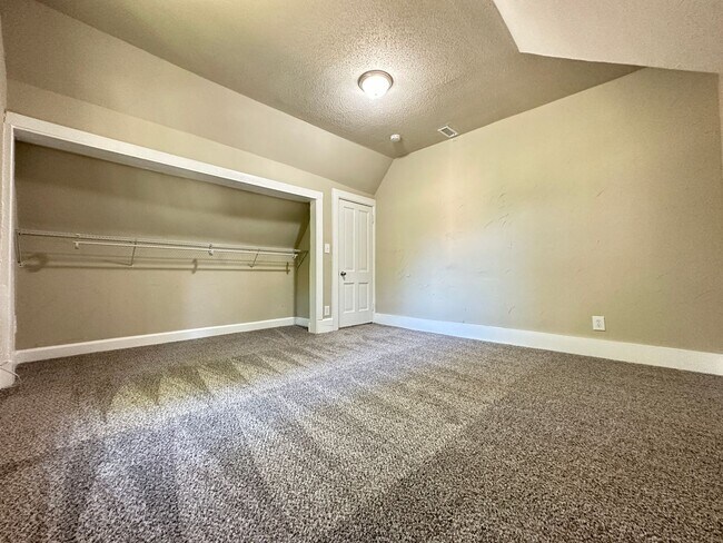 Building Photo - 4 Bedroom 2 Bathroom Home in Winterset