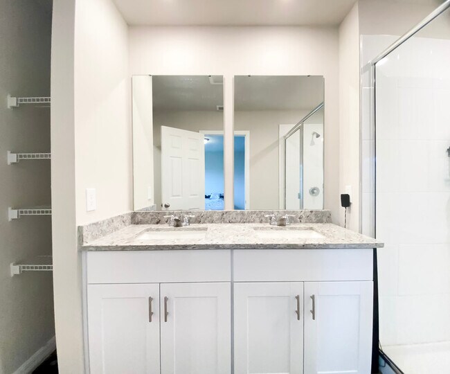Building Photo - 561 Legacy Lp
