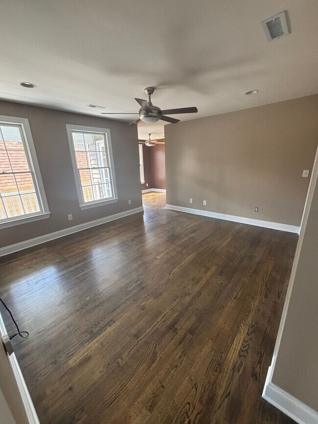 Building Photo - 2 Bedroom 2.5 Bathroom in The Charleston P...