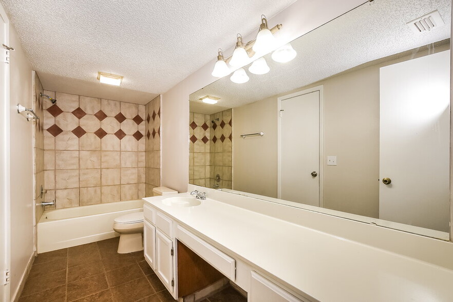 Building Photo - 402 E Springtree Way