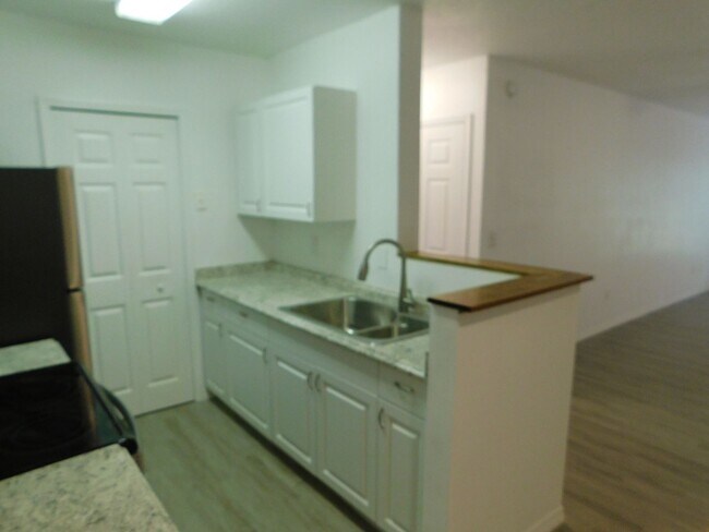 Building Photo - 2 Bed 2 Bath Split Plan Condo at Sunset Lake on Turkey Lake