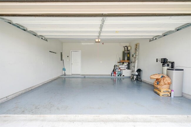 Building Photo - 521 Mossy Rock Dr