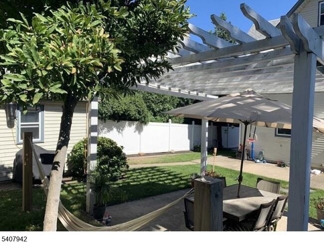 Building Photo - 15 Hackensack St