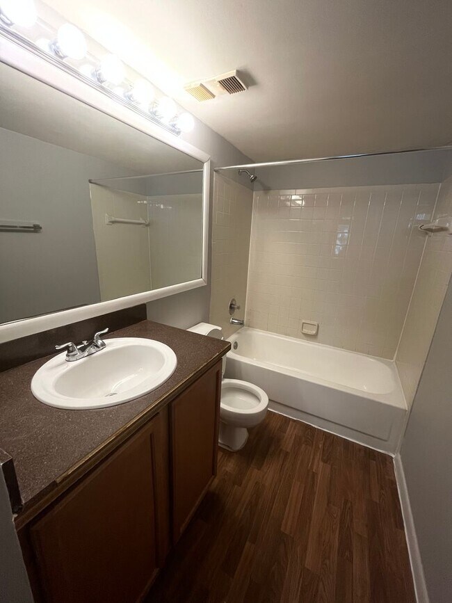 Building Photo - TWO BEDROOM TWO BATHROOM WITH LAKE VIEW!!