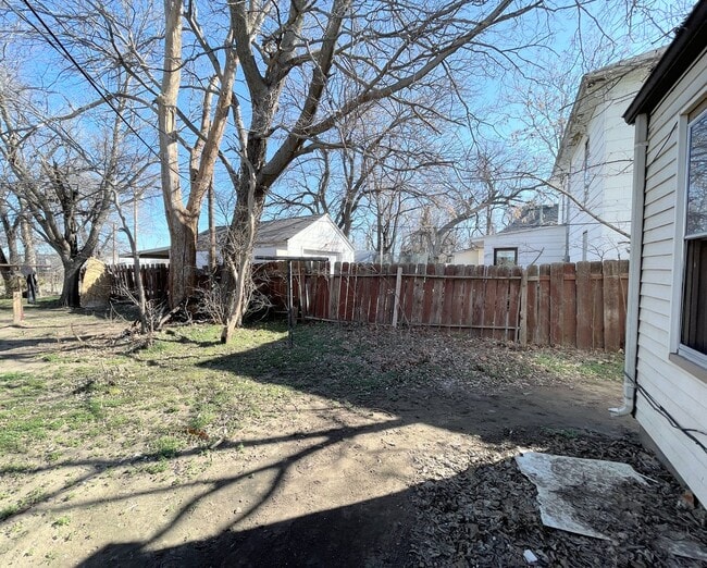 Building Photo - Remodeled One Bedroom Duplex