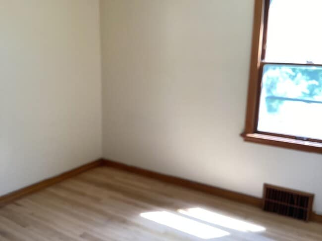 Building Photo - 2 Bedroom Single Family Home With Detached Garage