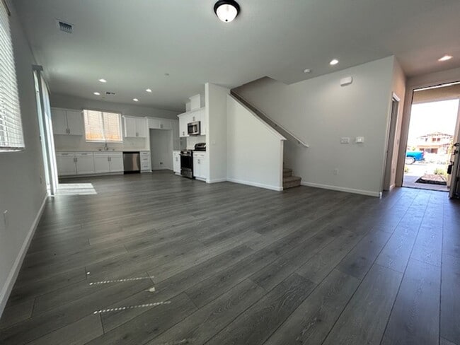 Building Photo - ***Move-In Special - $500 off 1st month's ...