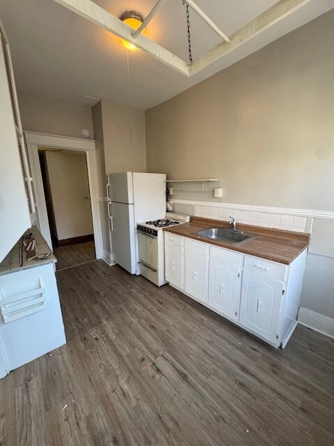 Building Photo - 1099 S Clinton Ave