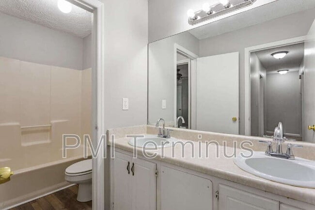 Building Photo - 5005 Hawthorne Ct