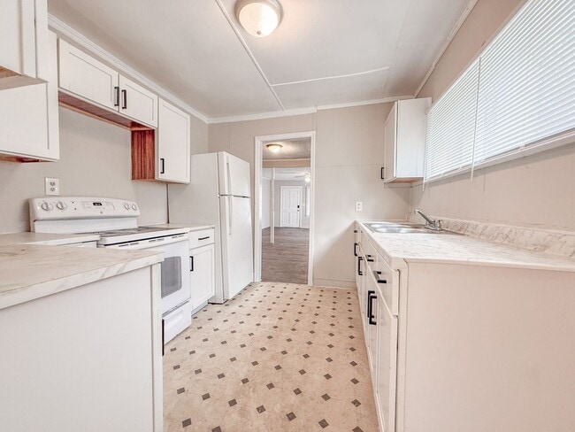 Building Photo - 3 Bed 1 Bath Single-Family Home - Big Yard!